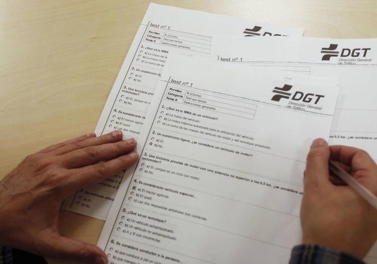 La Guardia Civil pilla a tres andaluces copiando en el examen teórico de conducir