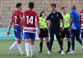 Pacheta felicita a sus futbolistas por el esfuerzo tras el partido con el Orlando Pirates.