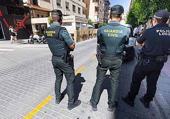 Agentes de la Guardia Civil y de la Policía Local de Loja, este lunes en el municipio granadino.