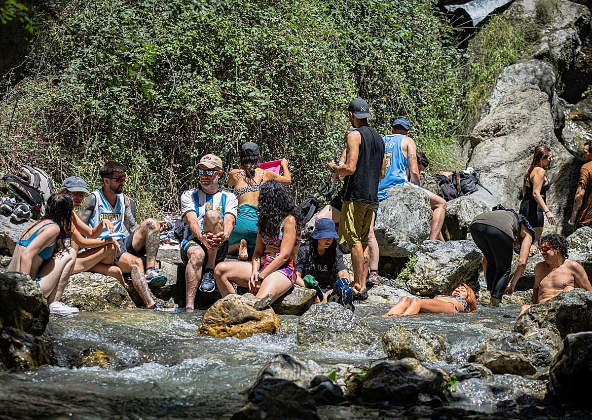 Imagen secundaria 1 - Senderistas en diversos puntos de la ruta de los Bolos.