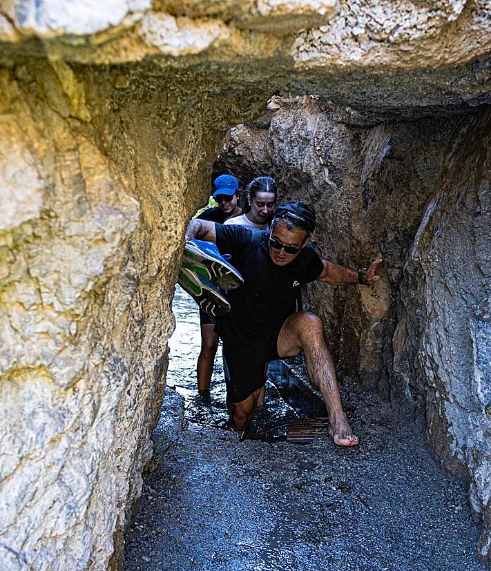 Imagen secundaria 2 - Senderistas en diversos puntos de la ruta de los Bolos.