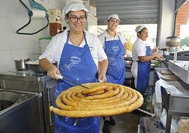 Varias empleadas de la 'Churrería Hermanos Martín, de Castell de Ferro, en plana faena