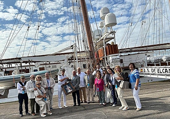 Foto de familia sobre el Juan Sebastián Elcano.