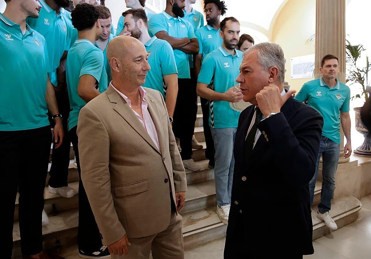 Pedro Fernández (i), junto al alcalde de Sevilla.