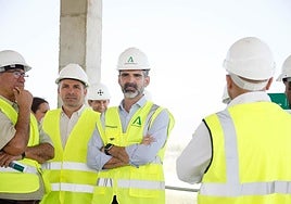 El consejero de Agricultura, Ramón Fernández-Pacheco, durante su reciente visita a las obras de la nueva EDAR de Mojárcar.