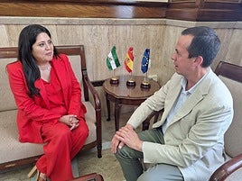 El subdelegado del Gobierno recibe a la cónsul general del Ecuador durante su visita a la provincia de Almería