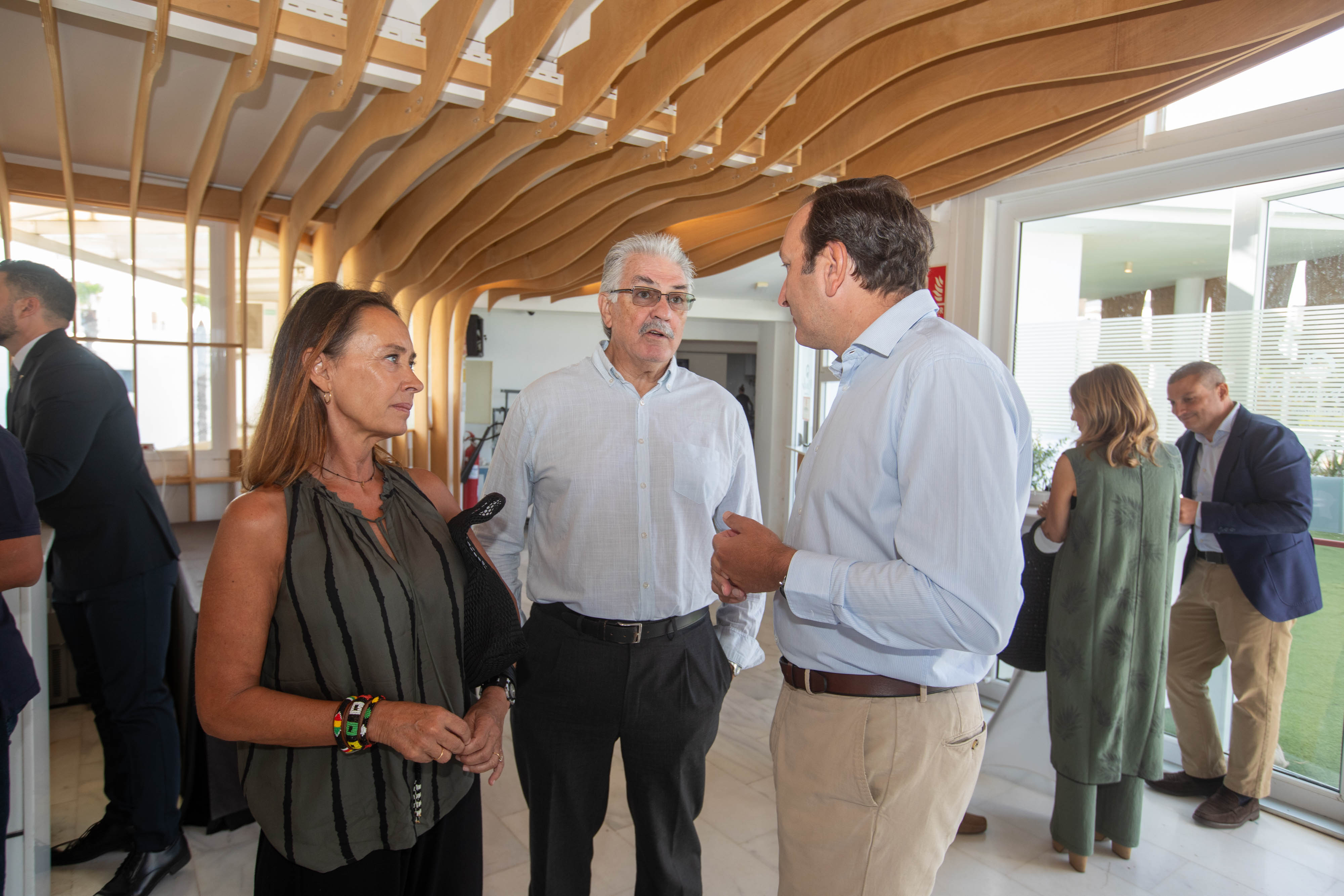 Las imágenes del desayuno informativo con la consejera Carolina España