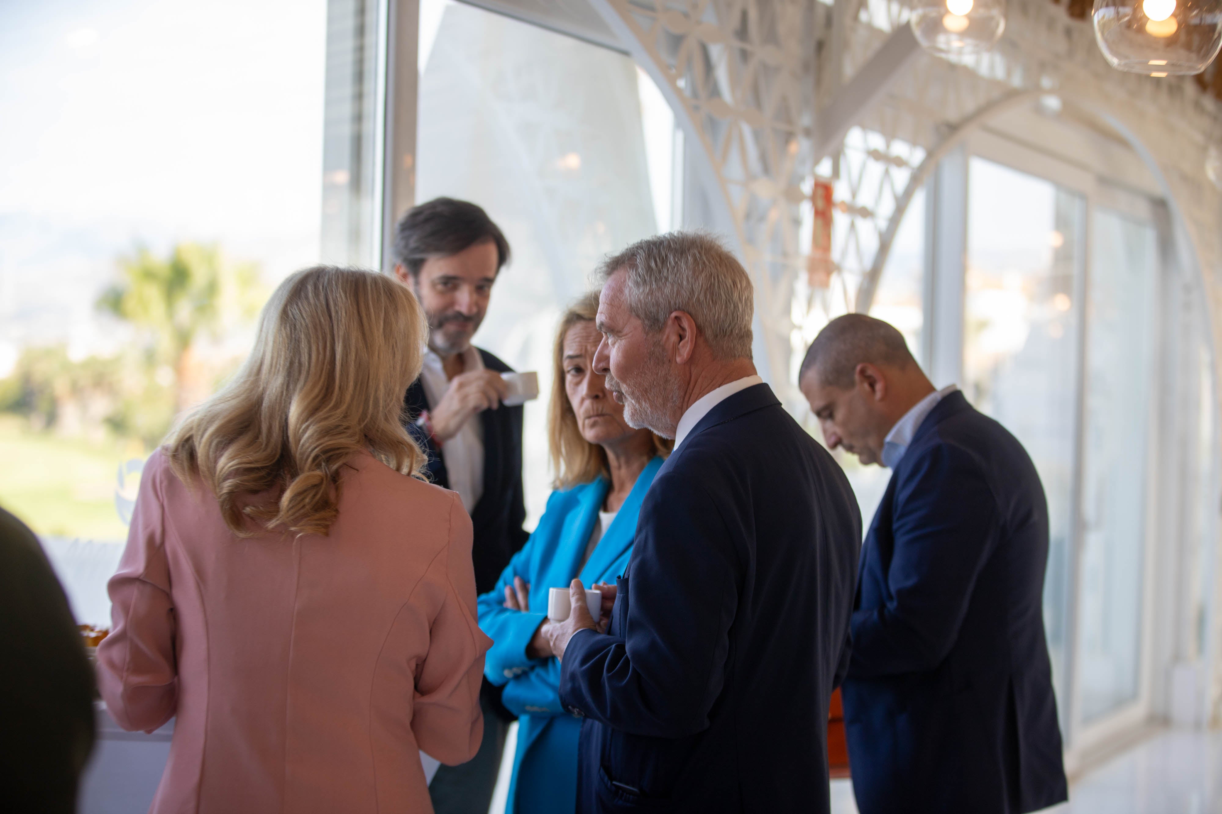 Las imágenes del desayuno informativo con la consejera Carolina España