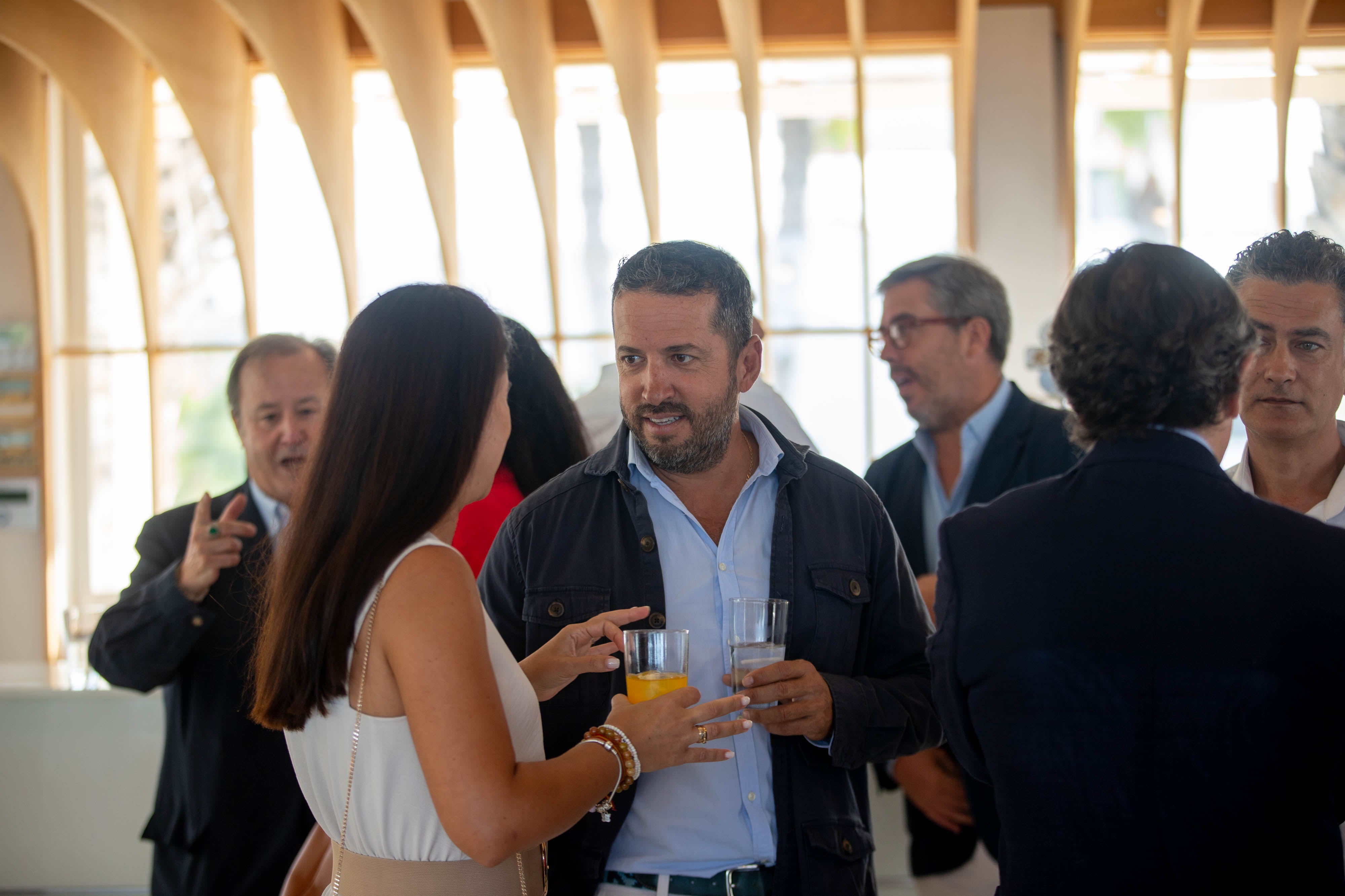 Las imágenes del desayuno informativo con la consejera Carolina España