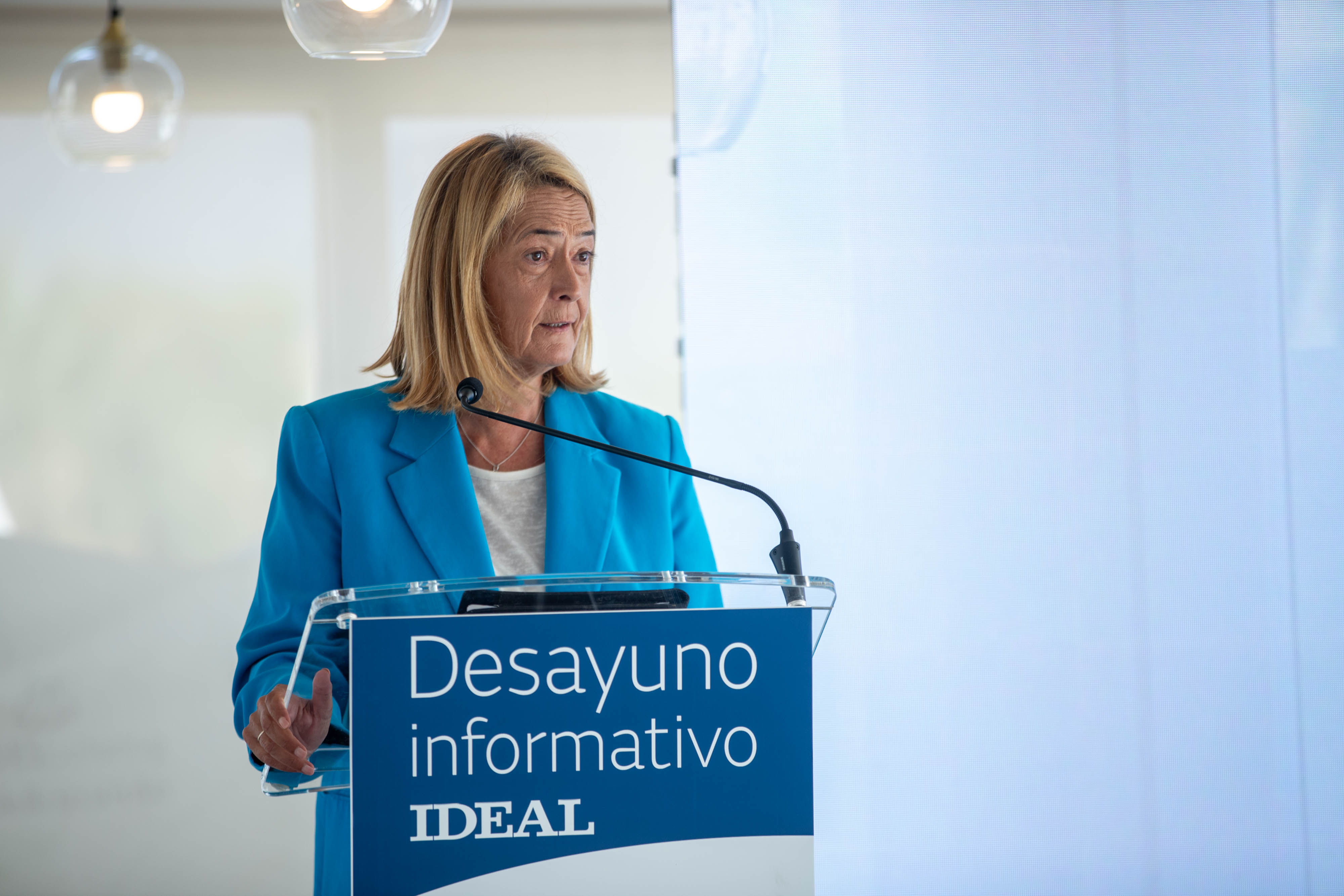 Las imágenes del desayuno informativo con la consejera Carolina España