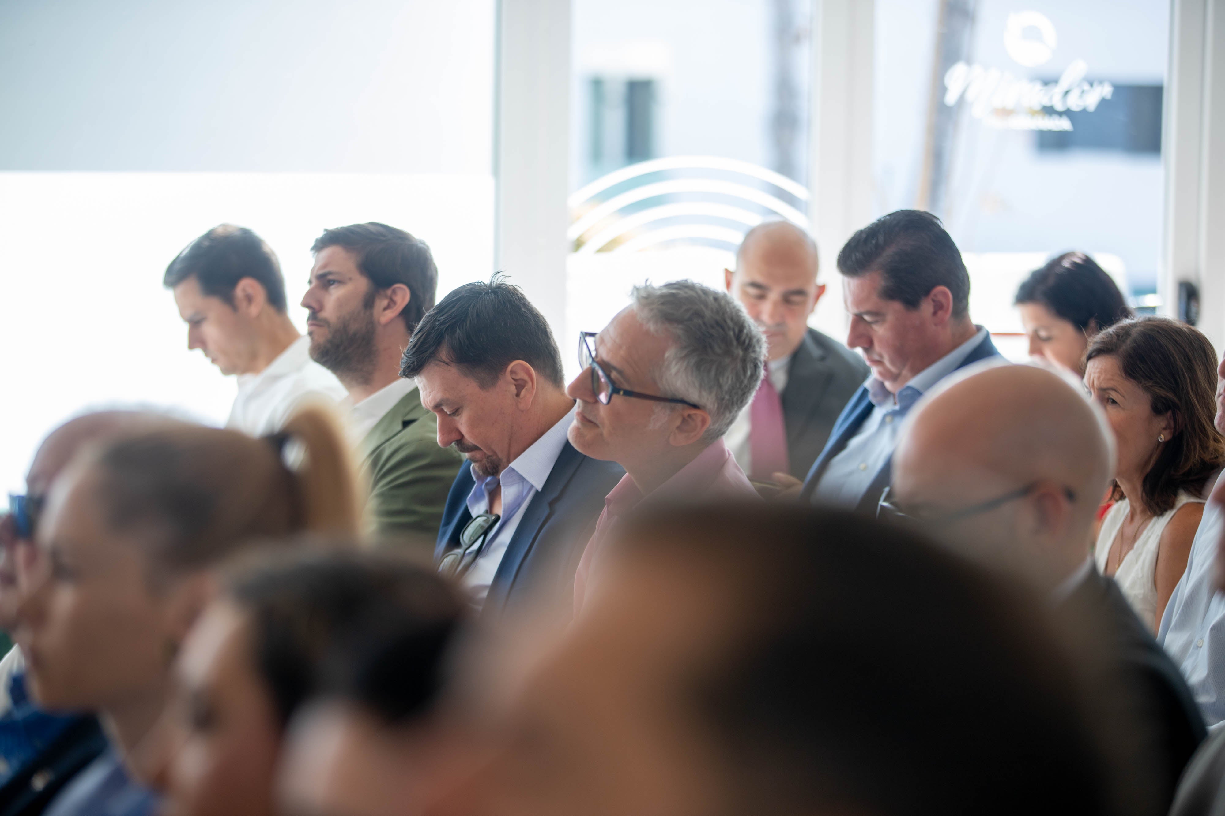 Las imágenes del desayuno informativo con la consejera Carolina España