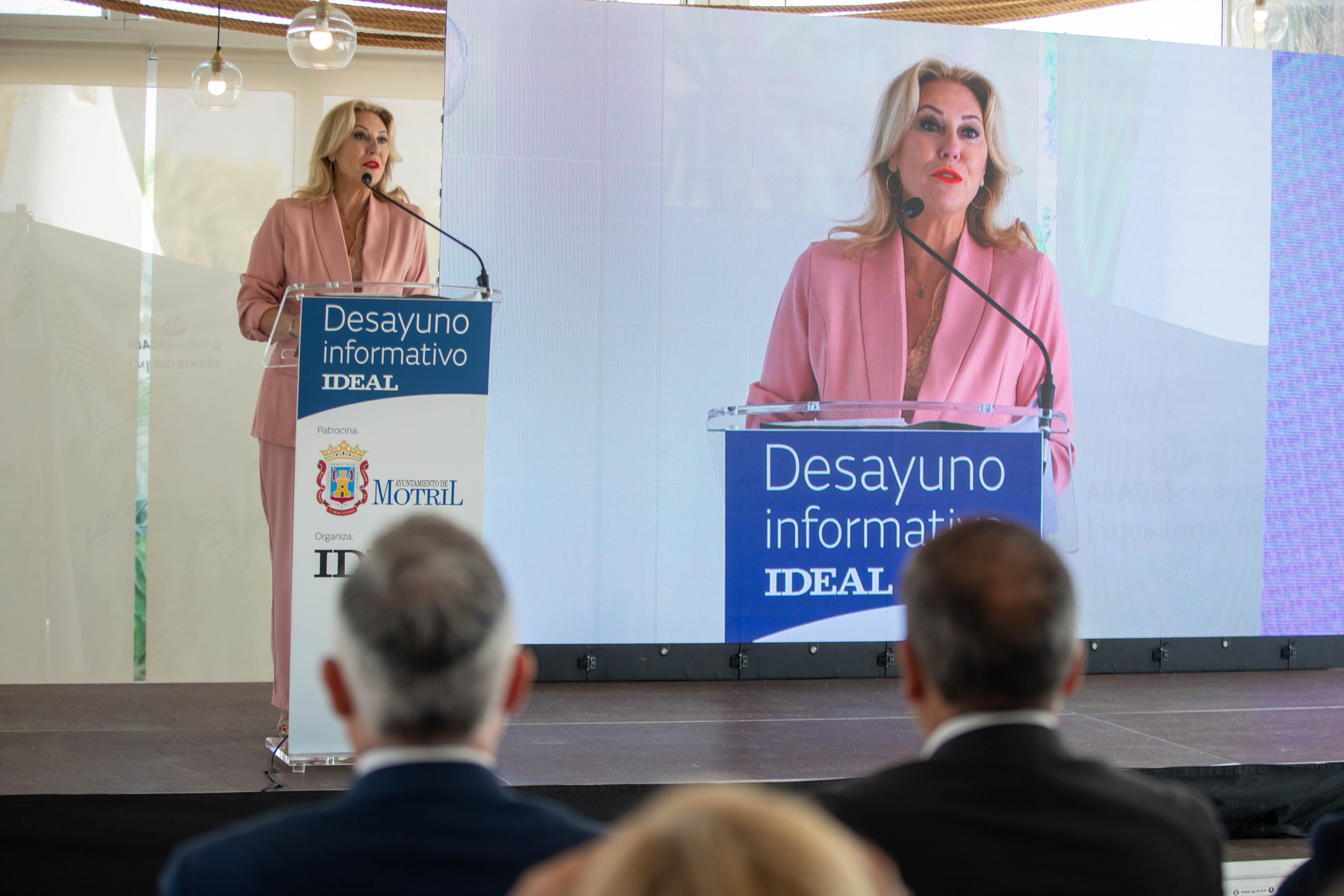 Las imágenes del desayuno informativo con la consejera Carolina España