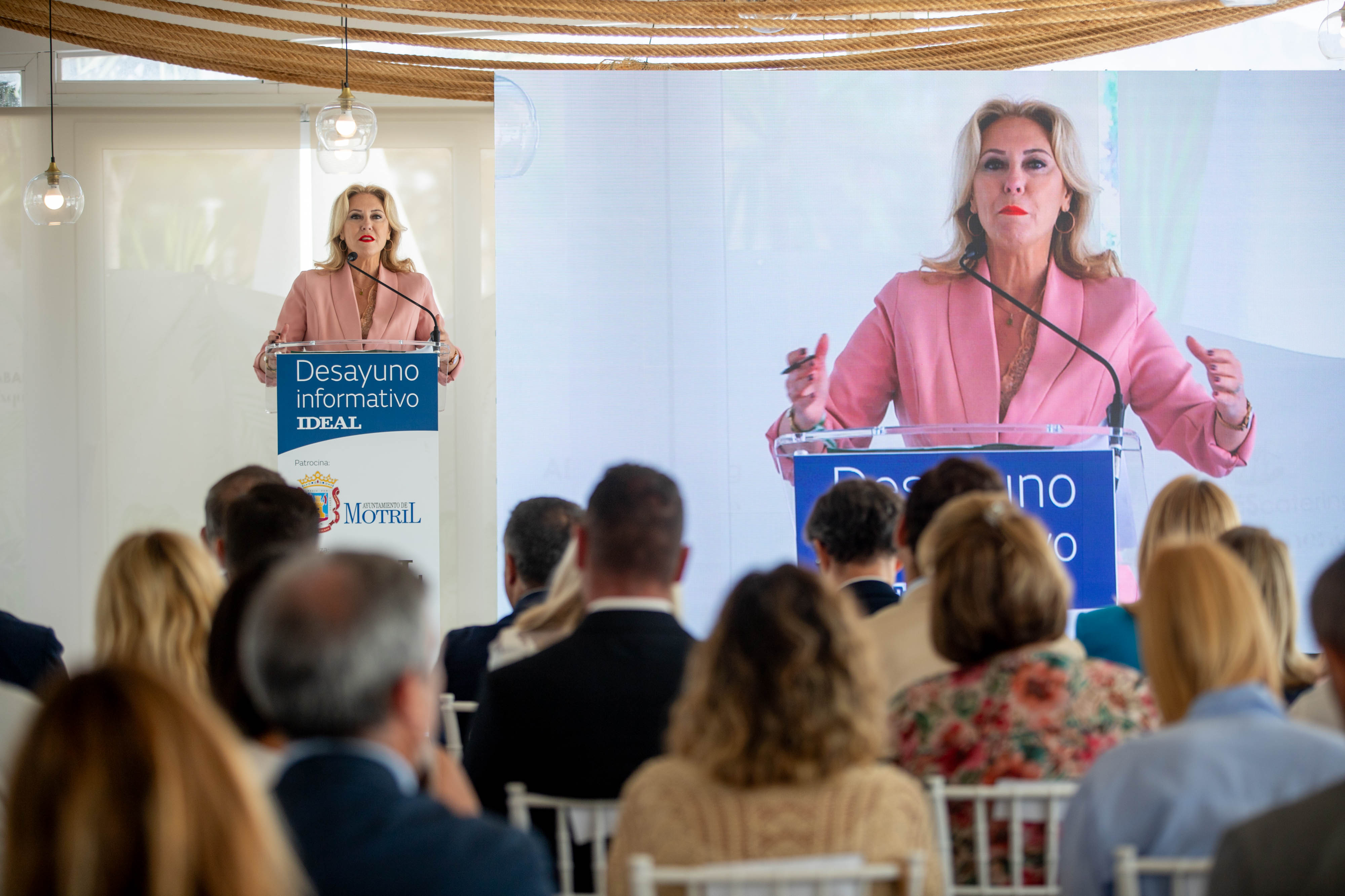 Las imágenes del desayuno informativo con la consejera Carolina España