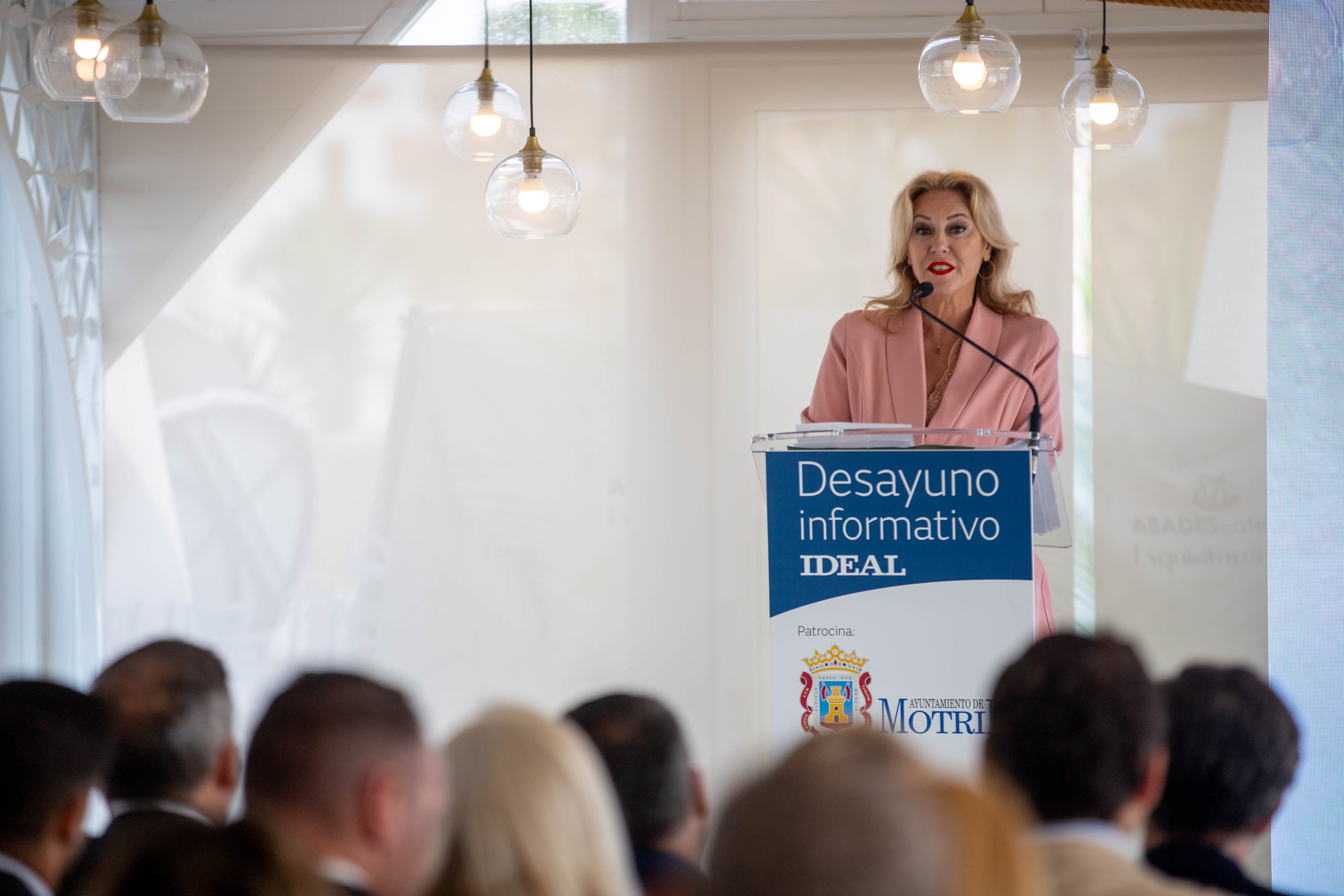 Las imágenes del desayuno informativo con la consejera Carolina España