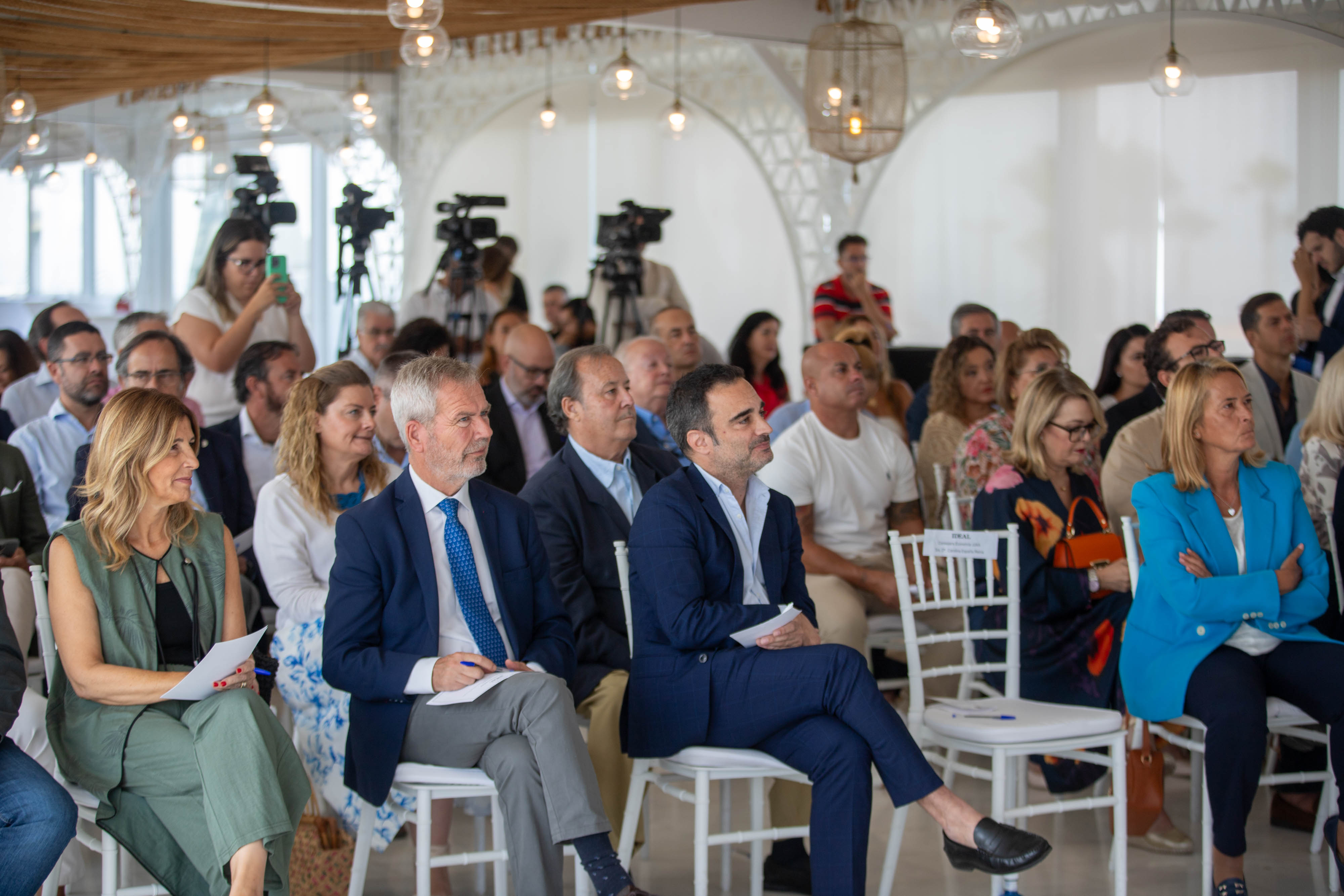 Las imágenes del desayuno informativo con la consejera Carolina España