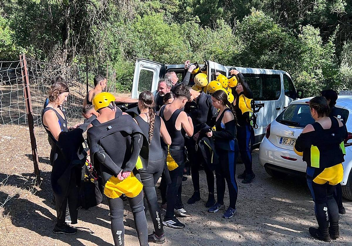 Imagen principal - &#039;Navegando por Jaén&#039; inicia a los jóvenes del Condado en el barranquismo