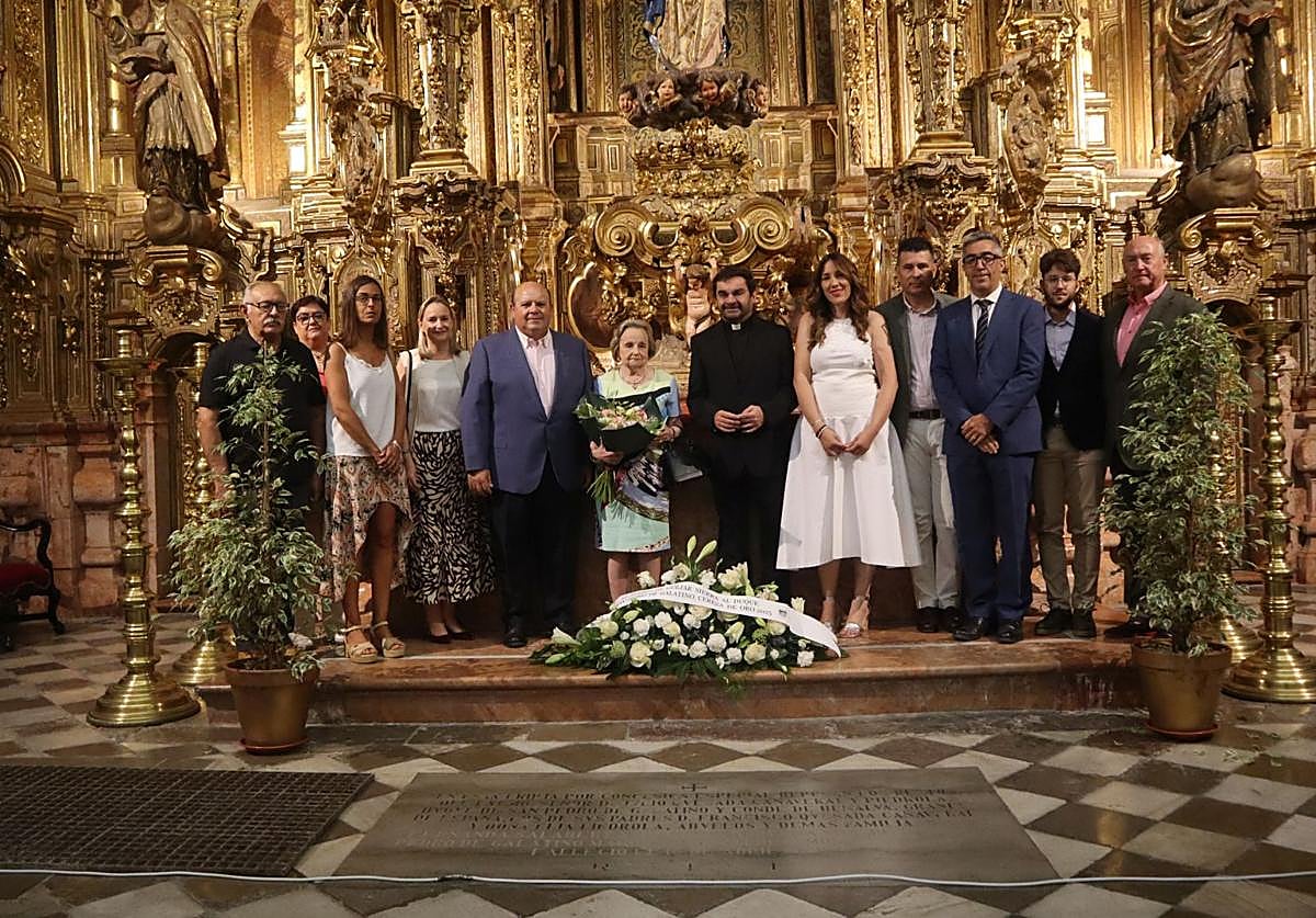 Ofrenda en la Catedral de Granada, donde descansan los restos del duque de San Pedro