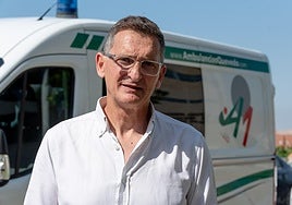 José Luis Sánchez Teruel, junto a una ambulancia, de archivo.