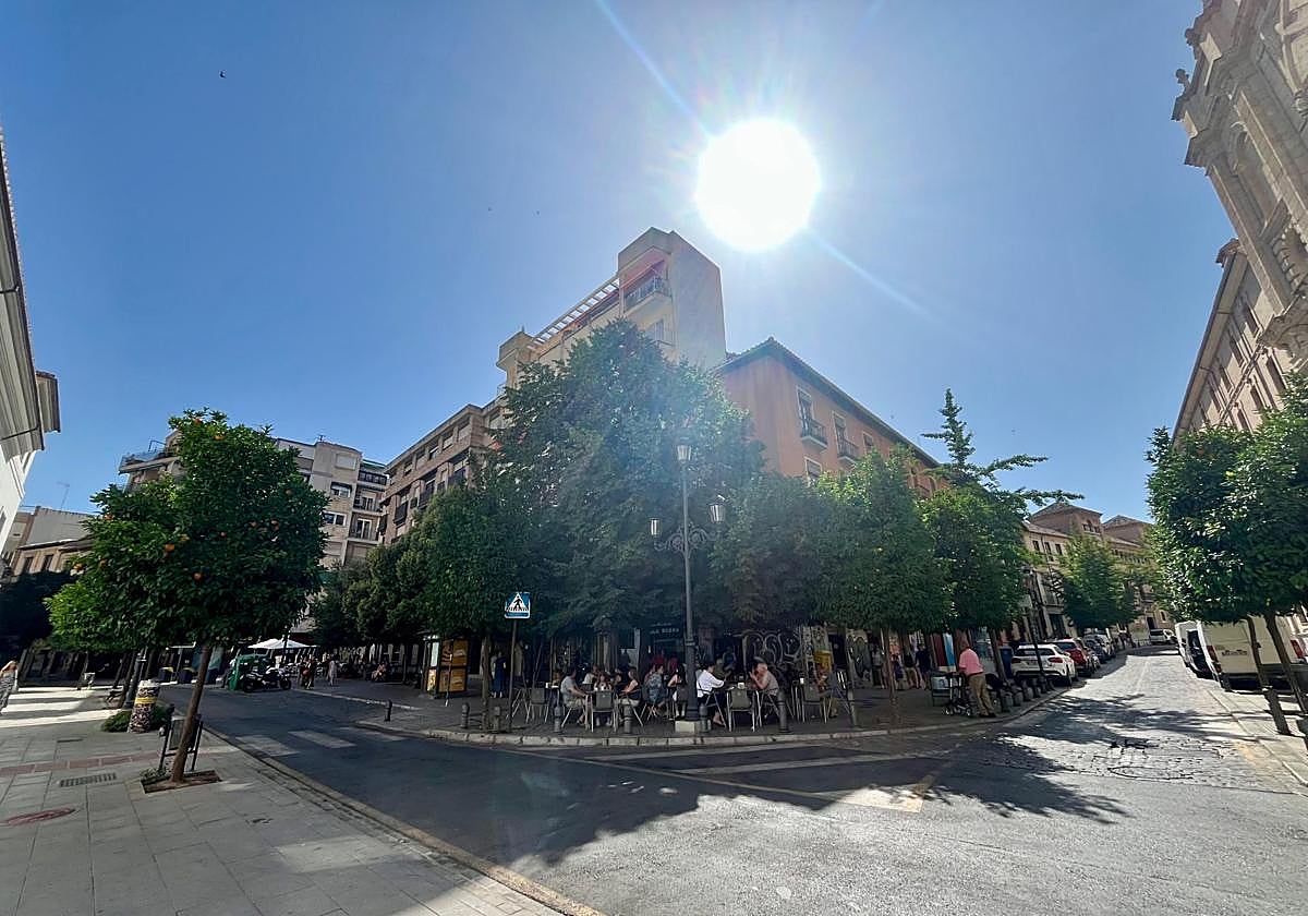 El Sol asoma en la esquina de San Juan de Dios y San Jerónimo.