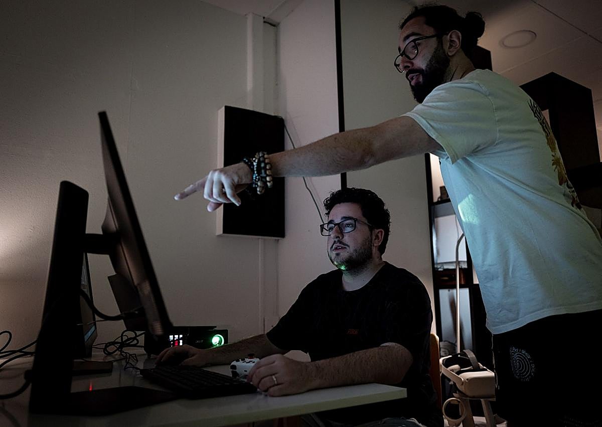 Imagen secundaria 1 - El equipo, con una imagen del videojuego. 