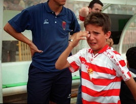 Un niño llora sobre el césped de Los Cármenes tras la derrota del Granada ante el Murcia
