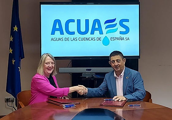 Paco Reyes y Rosa Cobo tras formalizar el convenio.