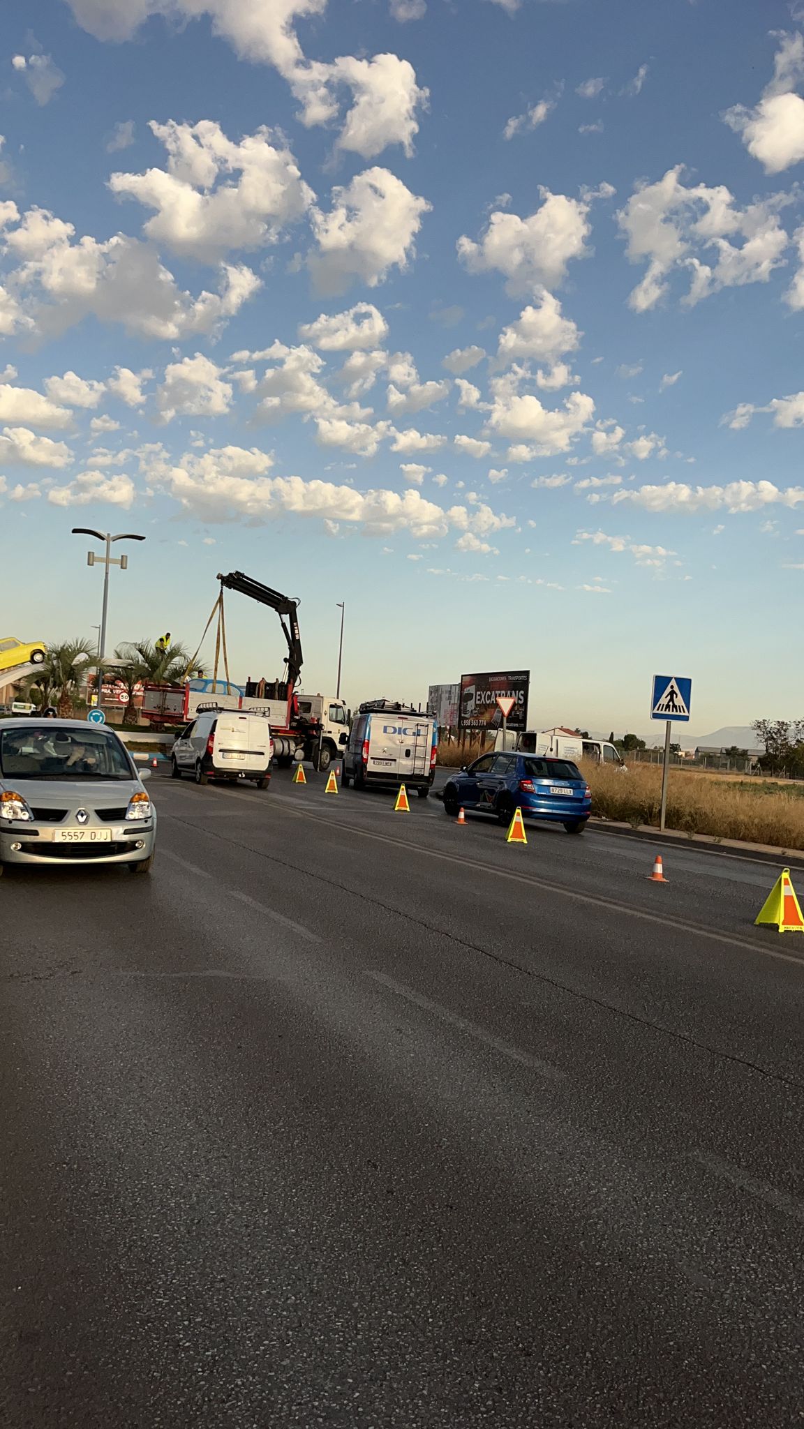 La rotonda de Churriana estrena sus nuevos Seat: así ha sido el proceso de pintado