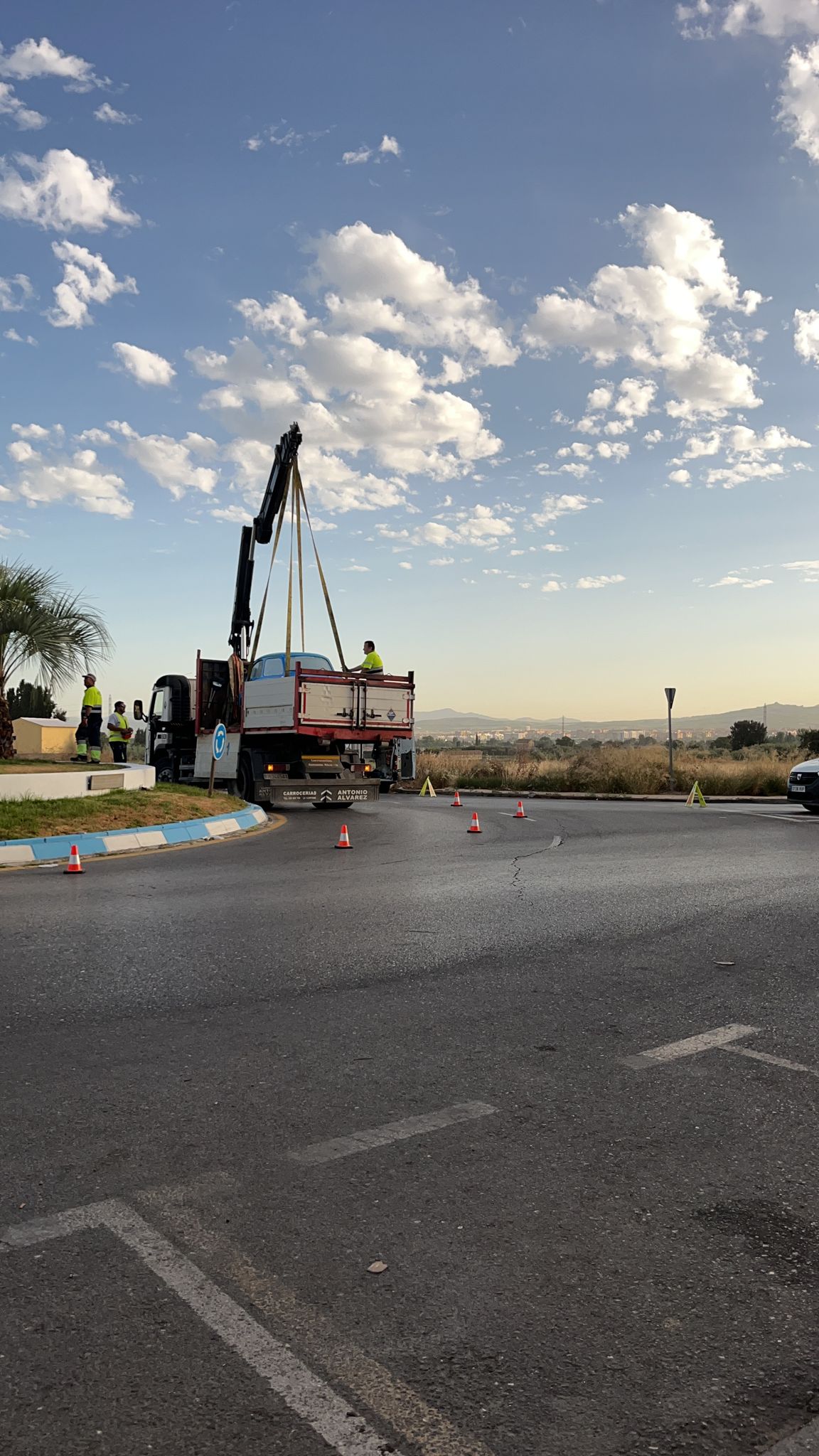 La rotonda de Churriana estrena sus nuevos Seat: así ha sido el proceso de pintado