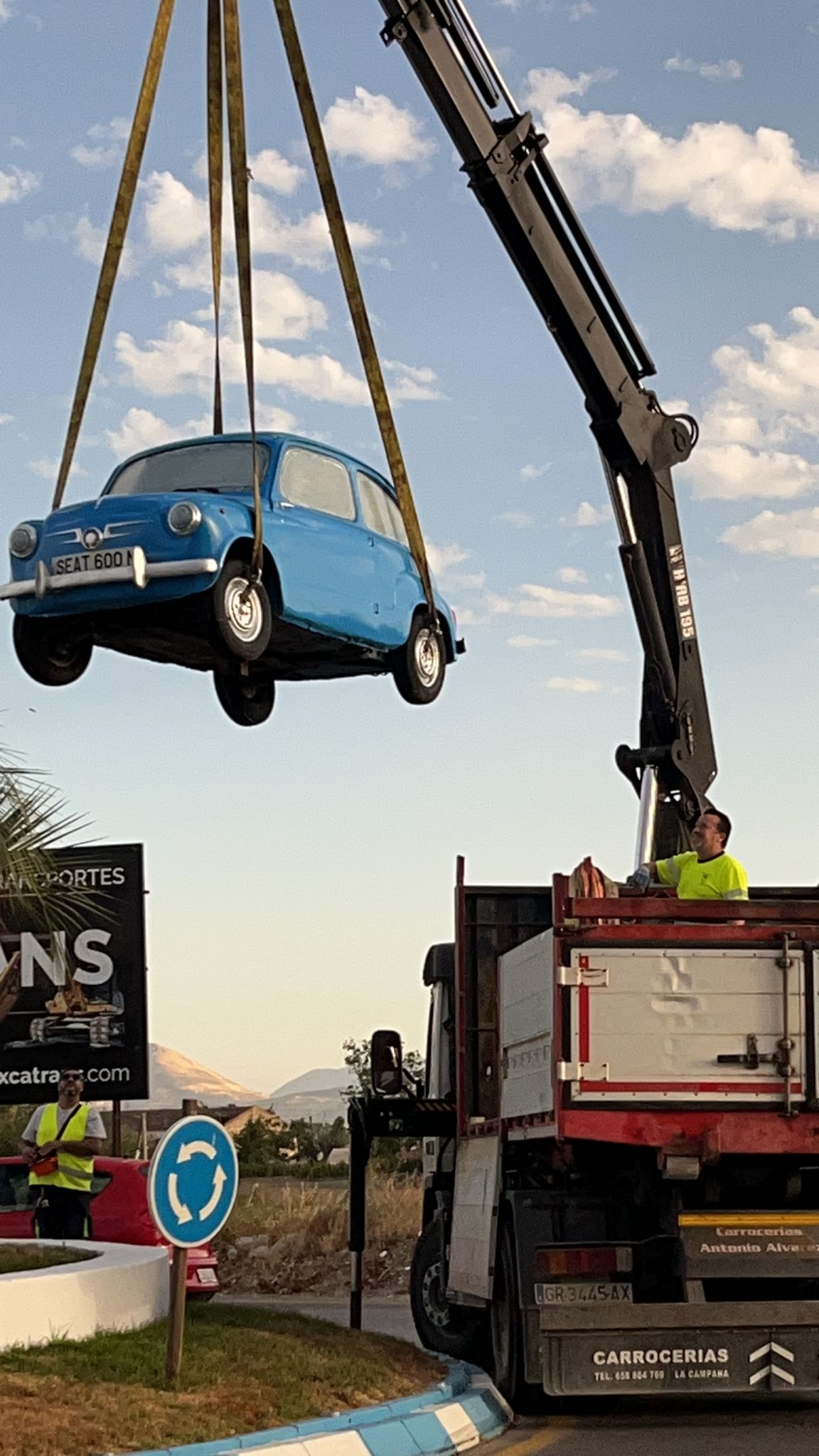 La rotonda de Churriana estrena sus nuevos Seat: así ha sido el proceso de pintado