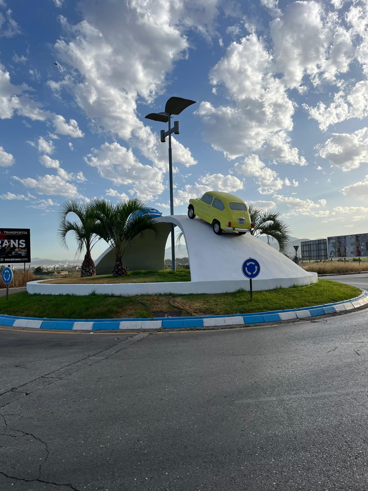 La rotonda de Churriana estrena sus nuevos Seat: así ha sido el proceso de pintado