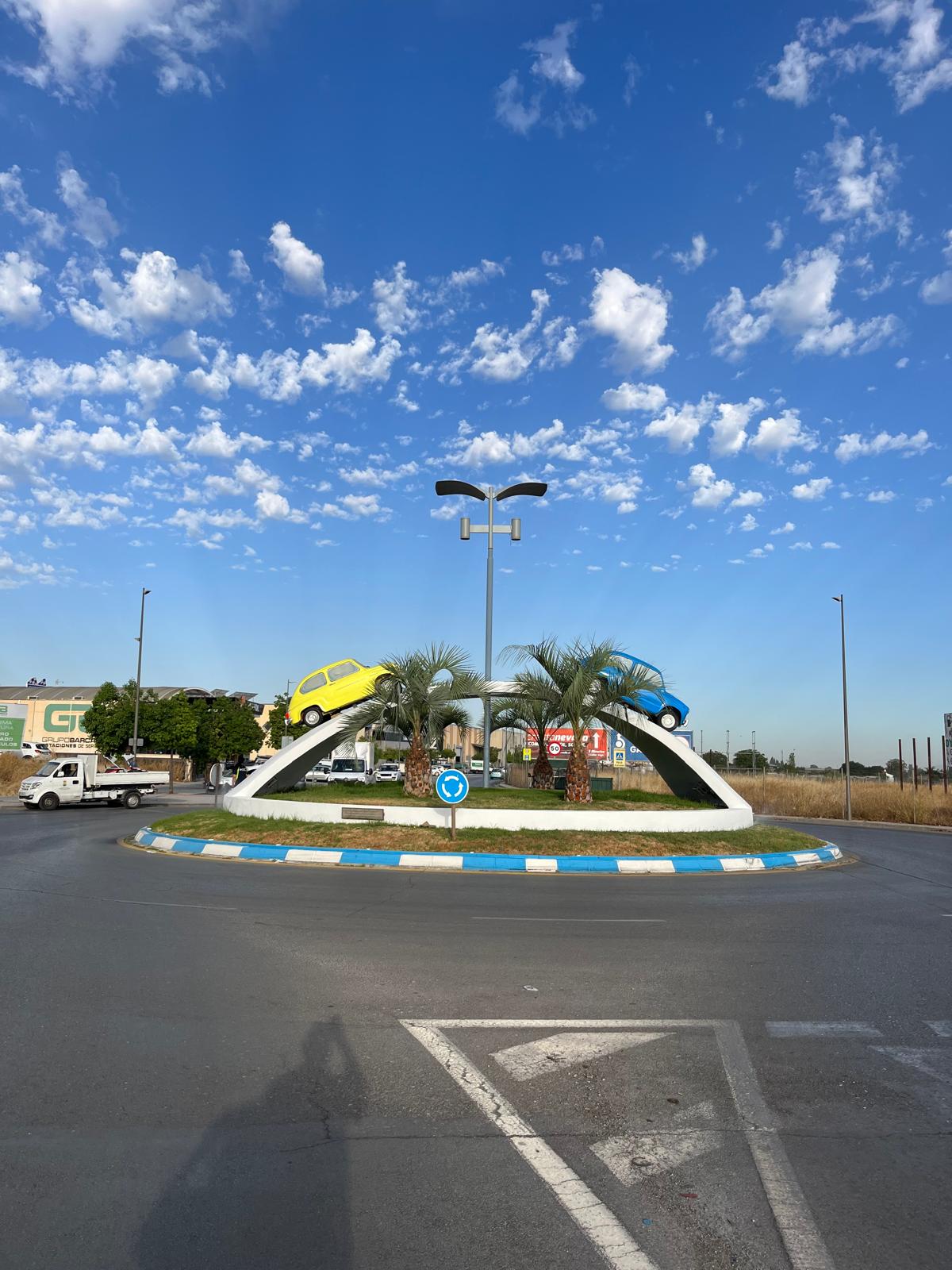 La rotonda de Churriana estrena sus nuevos Seat: así ha sido el proceso de pintado