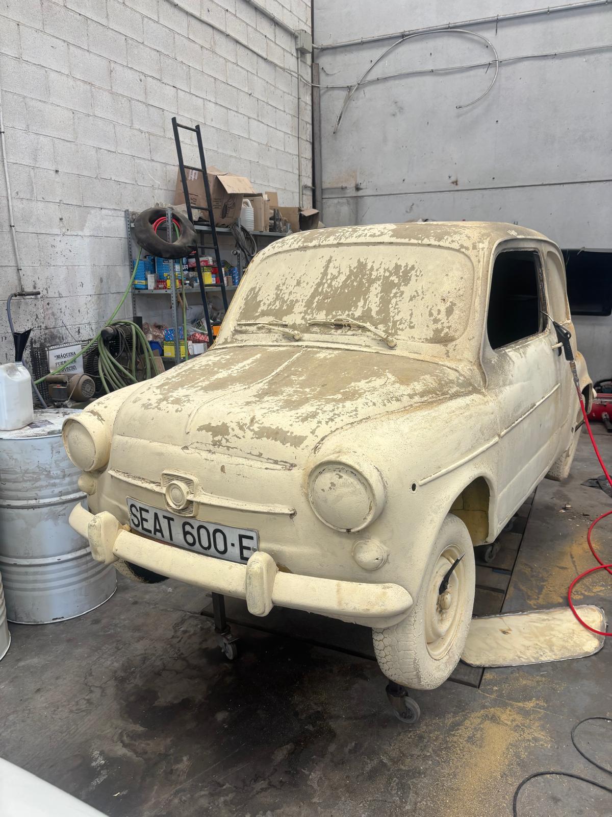 La rotonda de Churriana estrena sus nuevos Seat: así ha sido el proceso de pintado