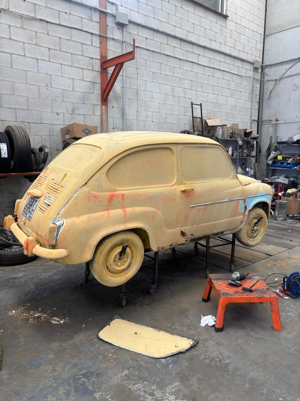 La rotonda de Churriana estrena sus nuevos Seat: así ha sido el proceso de pintado