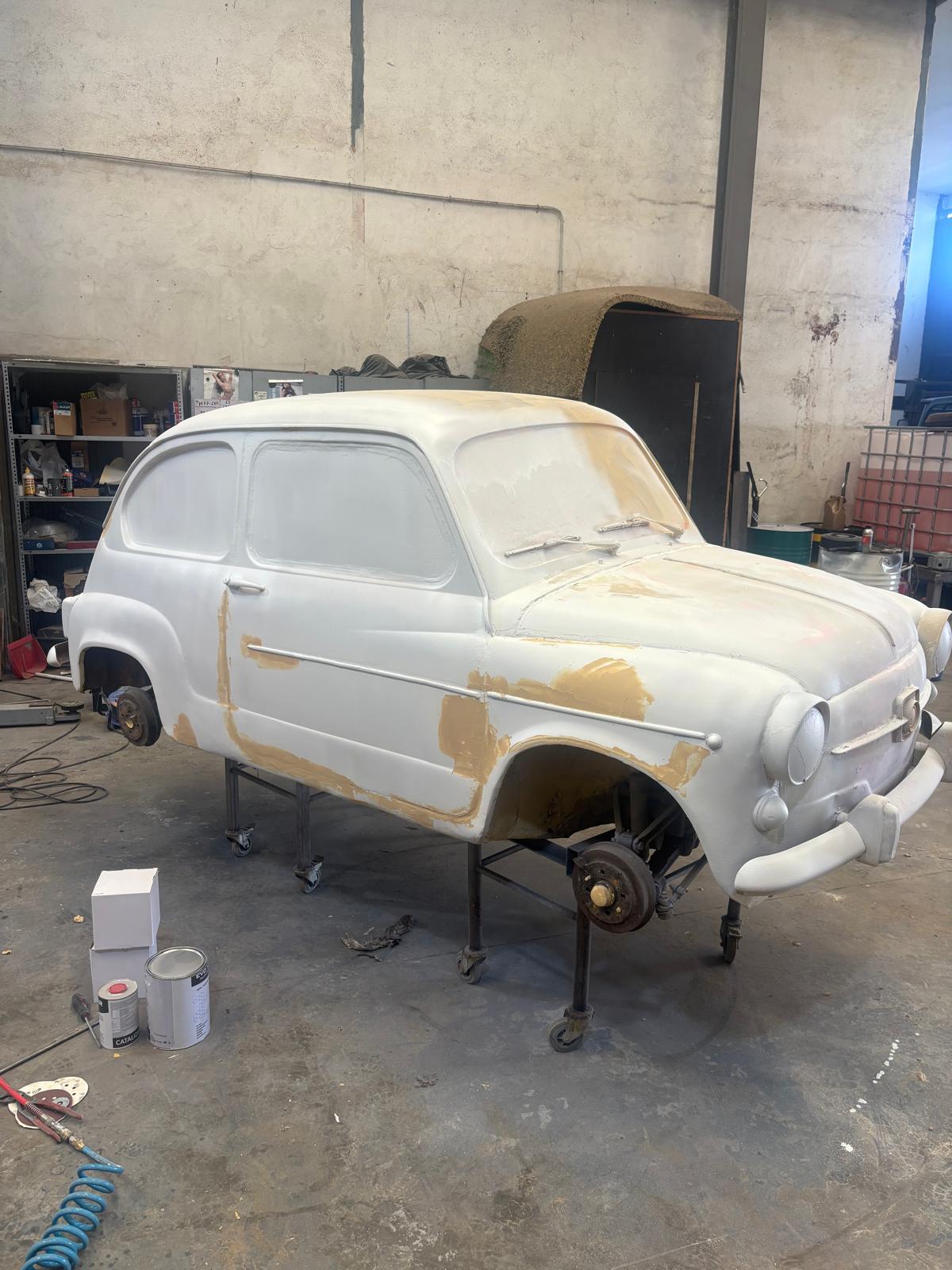 La rotonda de Churriana estrena sus nuevos Seat: así ha sido el proceso de pintado