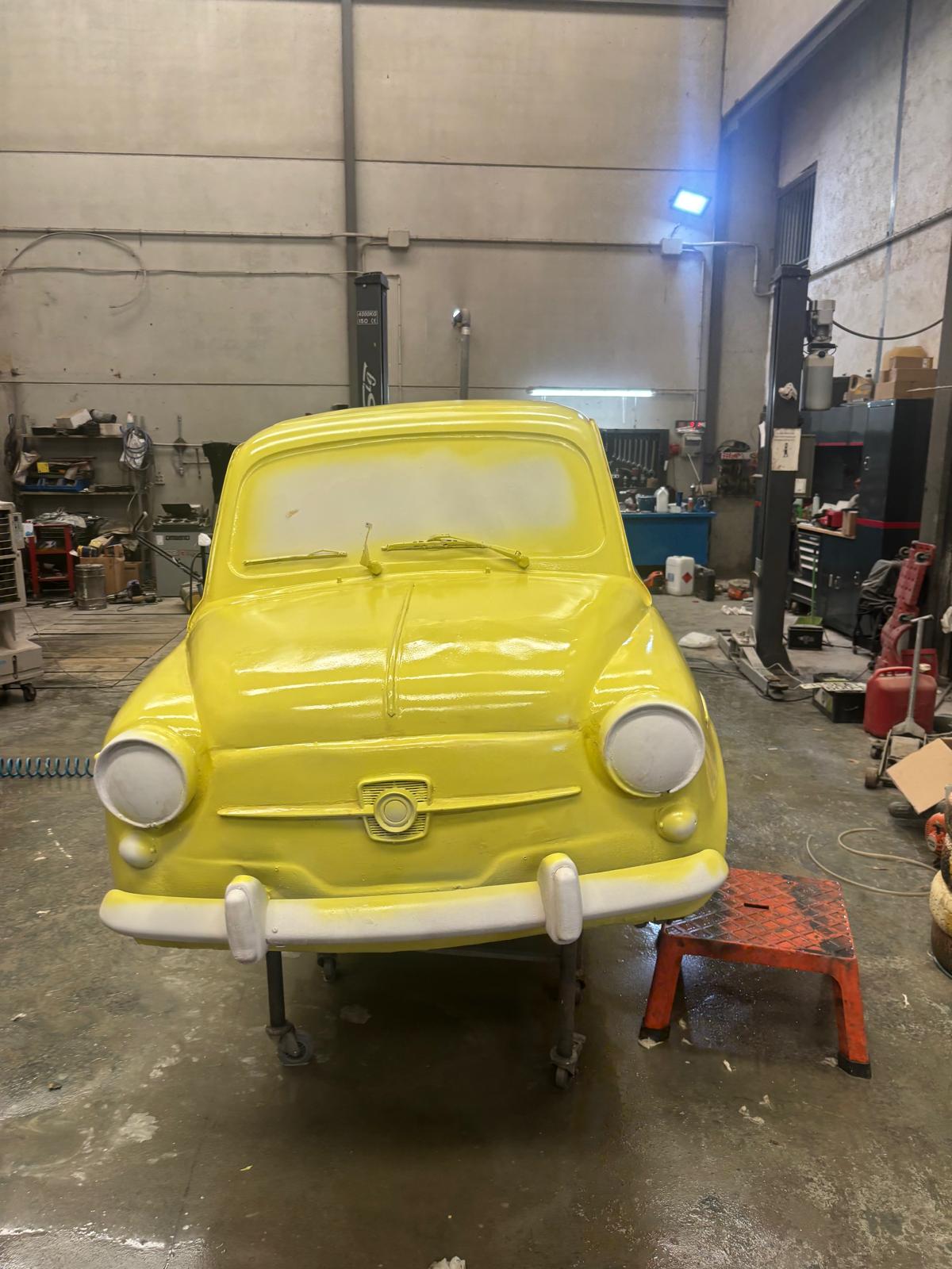 La rotonda de Churriana estrena sus nuevos Seat: así ha sido el proceso de pintado