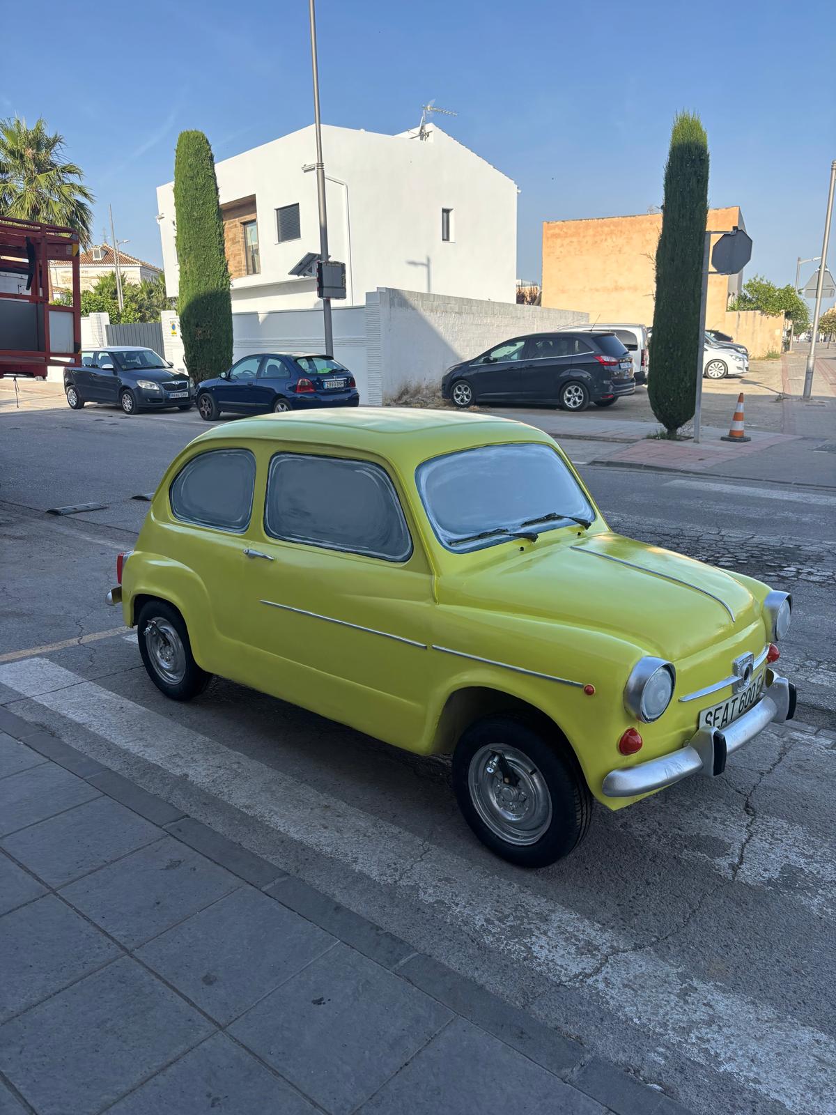 La rotonda de Churriana estrena sus nuevos Seat: así ha sido el proceso de pintado