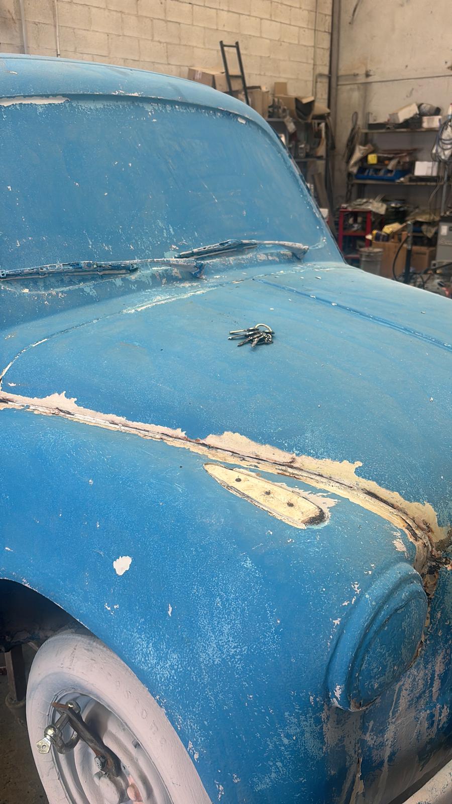 La rotonda de Churriana estrena sus nuevos Seat: así ha sido el proceso de pintado