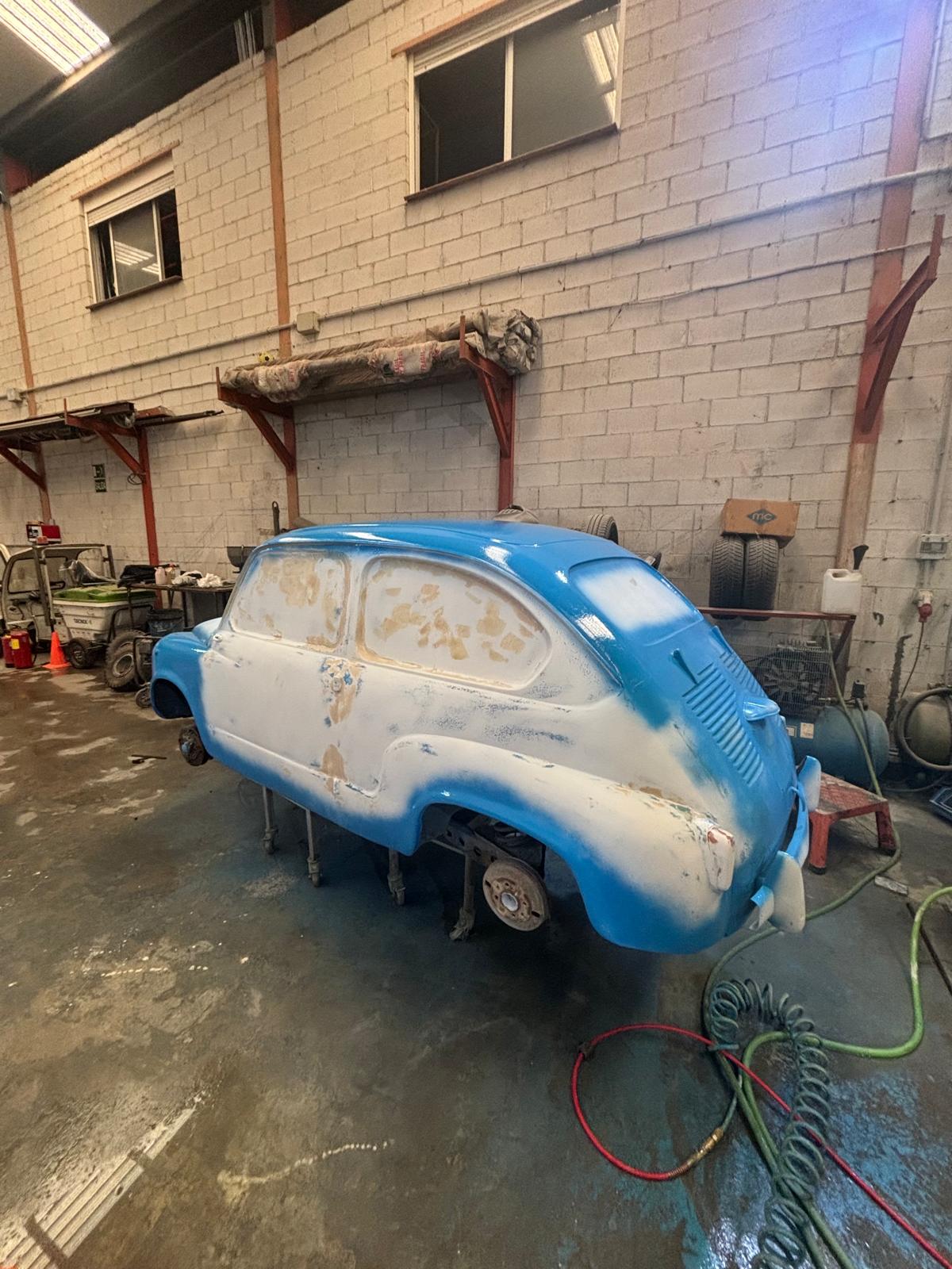 La rotonda de Churriana estrena sus nuevos Seat: así ha sido el proceso de pintado