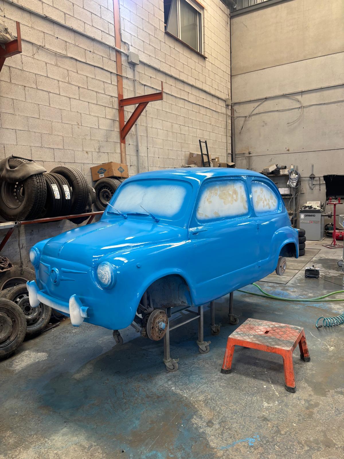 La rotonda de Churriana estrena sus nuevos Seat: así ha sido el proceso de pintado