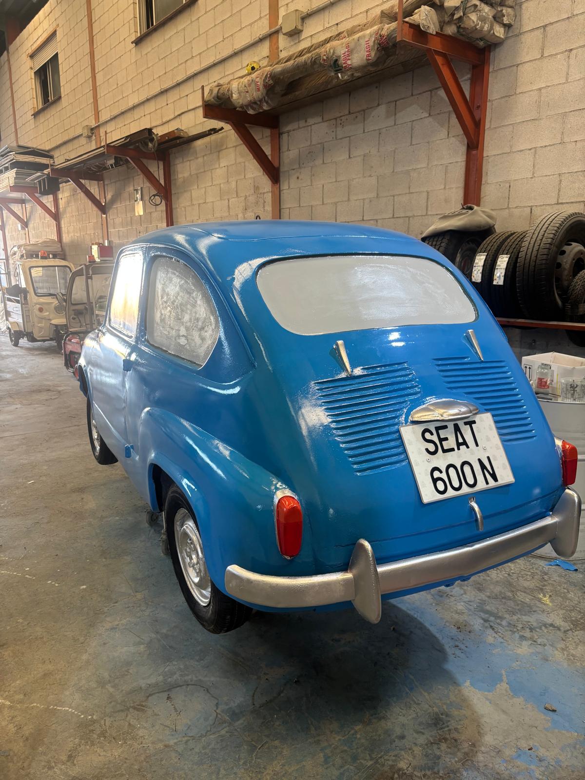 La rotonda de Churriana estrena sus nuevos Seat: así ha sido el proceso de pintado