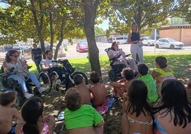 Jornada informativa de la campaña 'Disfruta del verano con cabeza' en la piscina de Las Fuentezuelas.