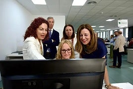La consejera de Desarrollo Educativo y Formación Profesional, María del Carmen Castillo, en Camas (Sevilla) visitando las instalaciones el Centro de Atención a Usuarios de la Comunidad Educativa (Cauce).