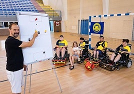 Parte del equipo posa con el trofeo de campeón nacional sobre la pista.
