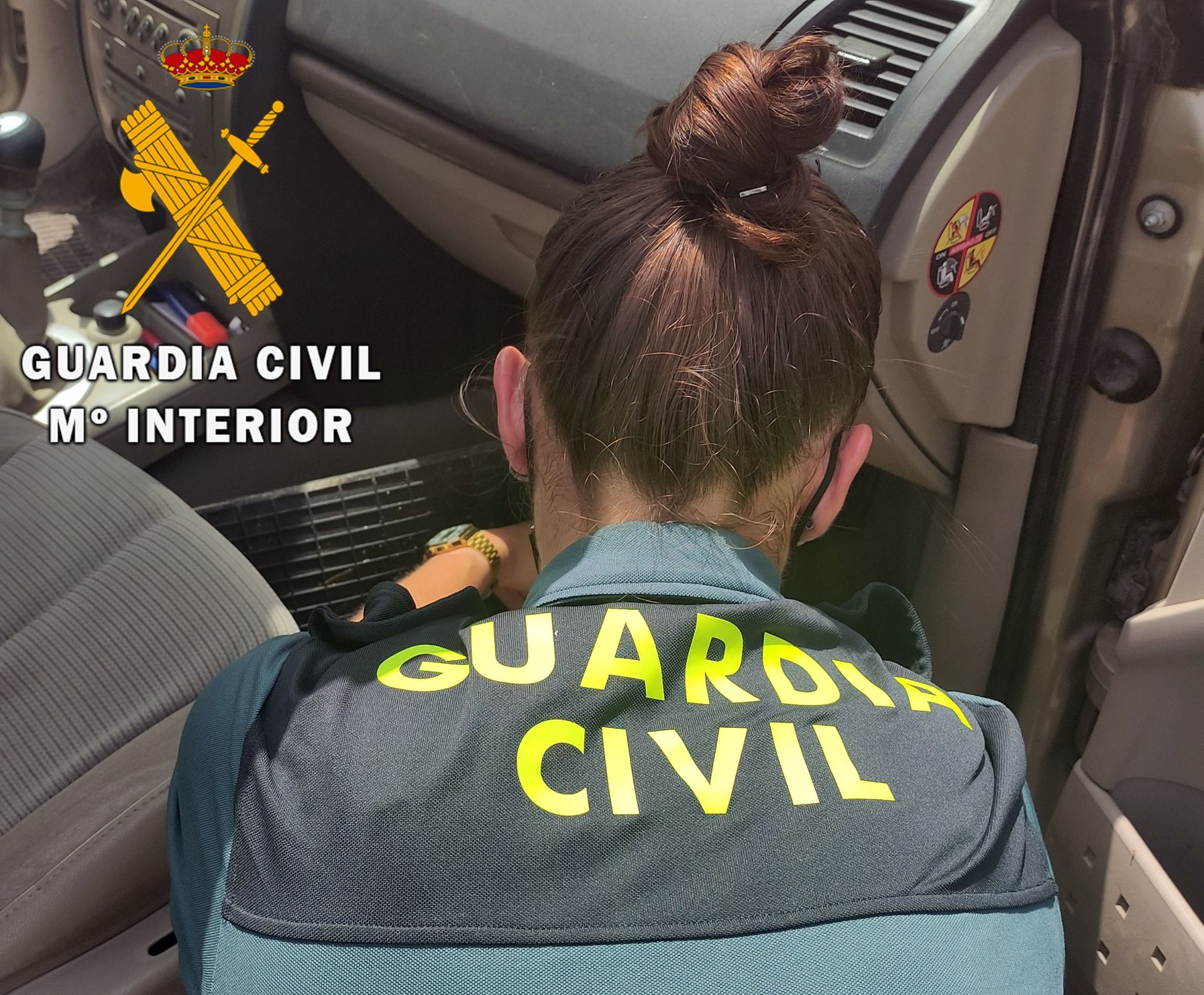 Una agente de Guardia Civil inspecciona un vehículo.