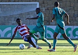 Anthony Obi intenta cortar el avance de un futbolista del Orlando Pirates.