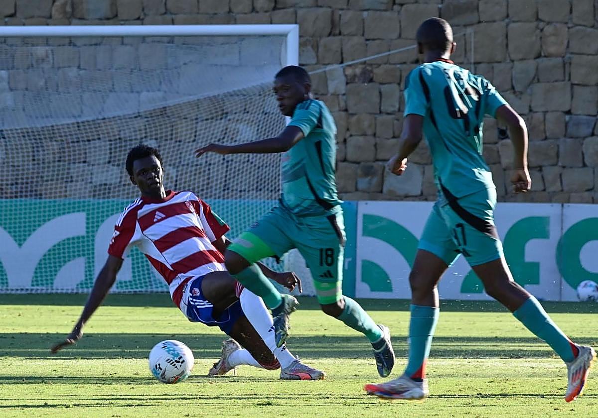 Anthony Obi intenta cortar el avance de un futbolista del Orlando Pirates.
