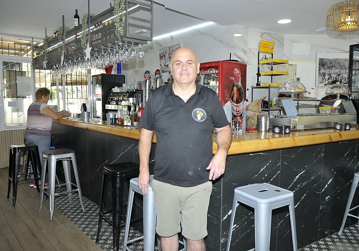 Francisco López, la tercera generación que atiende el 'Bar Chumbo', ahora llamado Bar Parada', el único que existe en el pueblo de Guájar Faragüit.