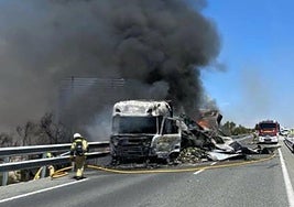 Camión en llamas en la A-44.
