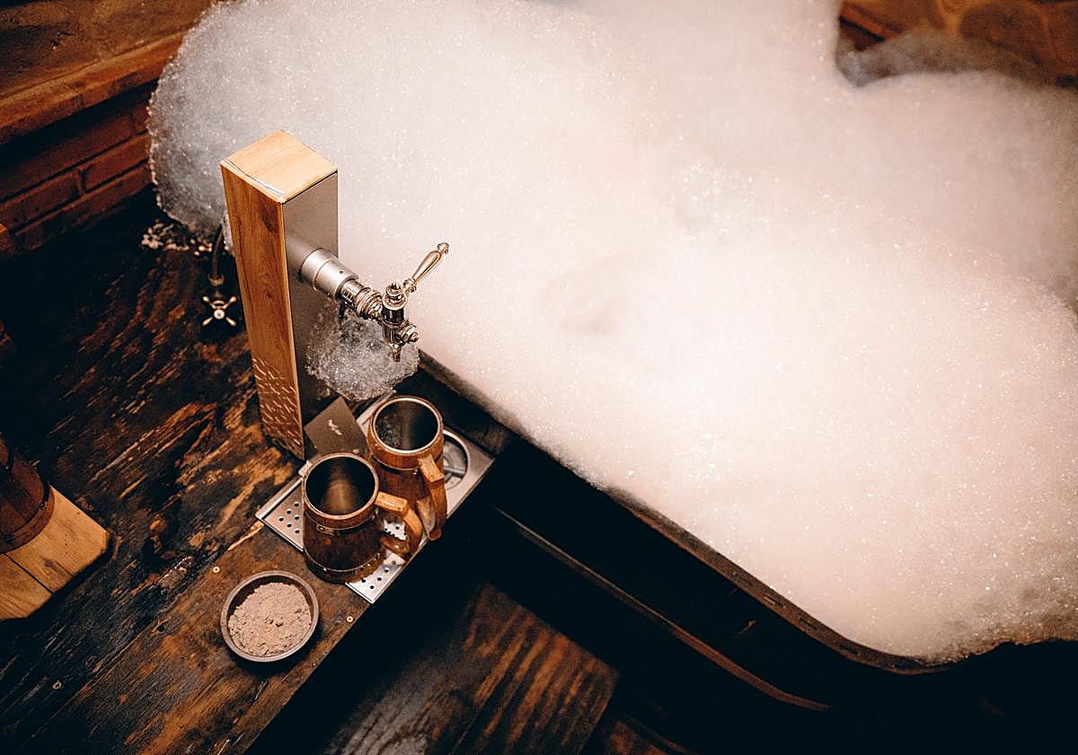 Imagen principal - El spa de Granada que ofrece «baños de birra artesanal» y cerveza ilimitada