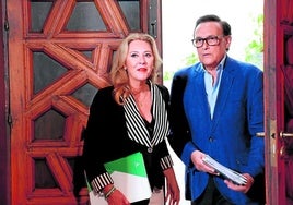 La portavoz del Gobierno andaluz, Carolina España, y el consejero de Universidad, José Carlos Gómez Villamandos.
